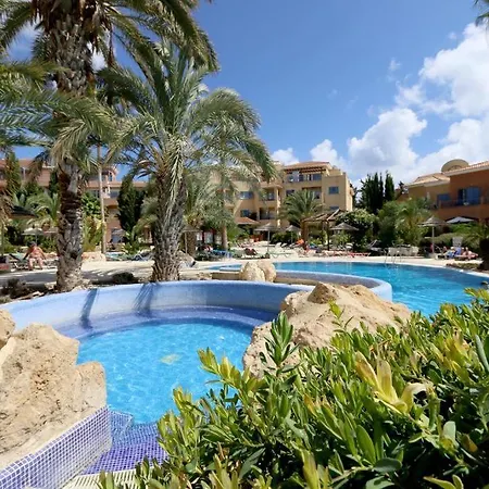 Stylish 1 Bedroom Apartment In Limnaria Gardens Paphos Room photo